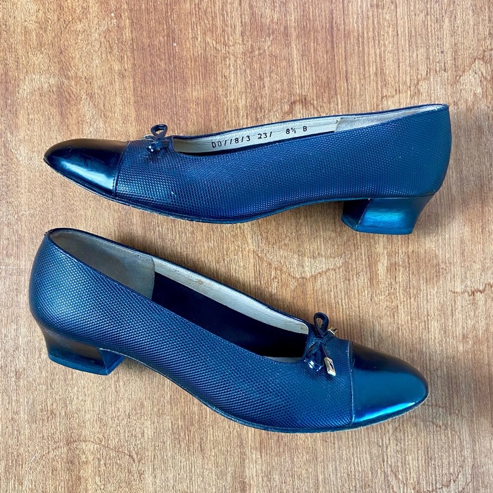 Vintage 1990s Salvatore Ferragamo Classic Luxury Black Leather Bow Heeled Pumps - Picture 10 of 13